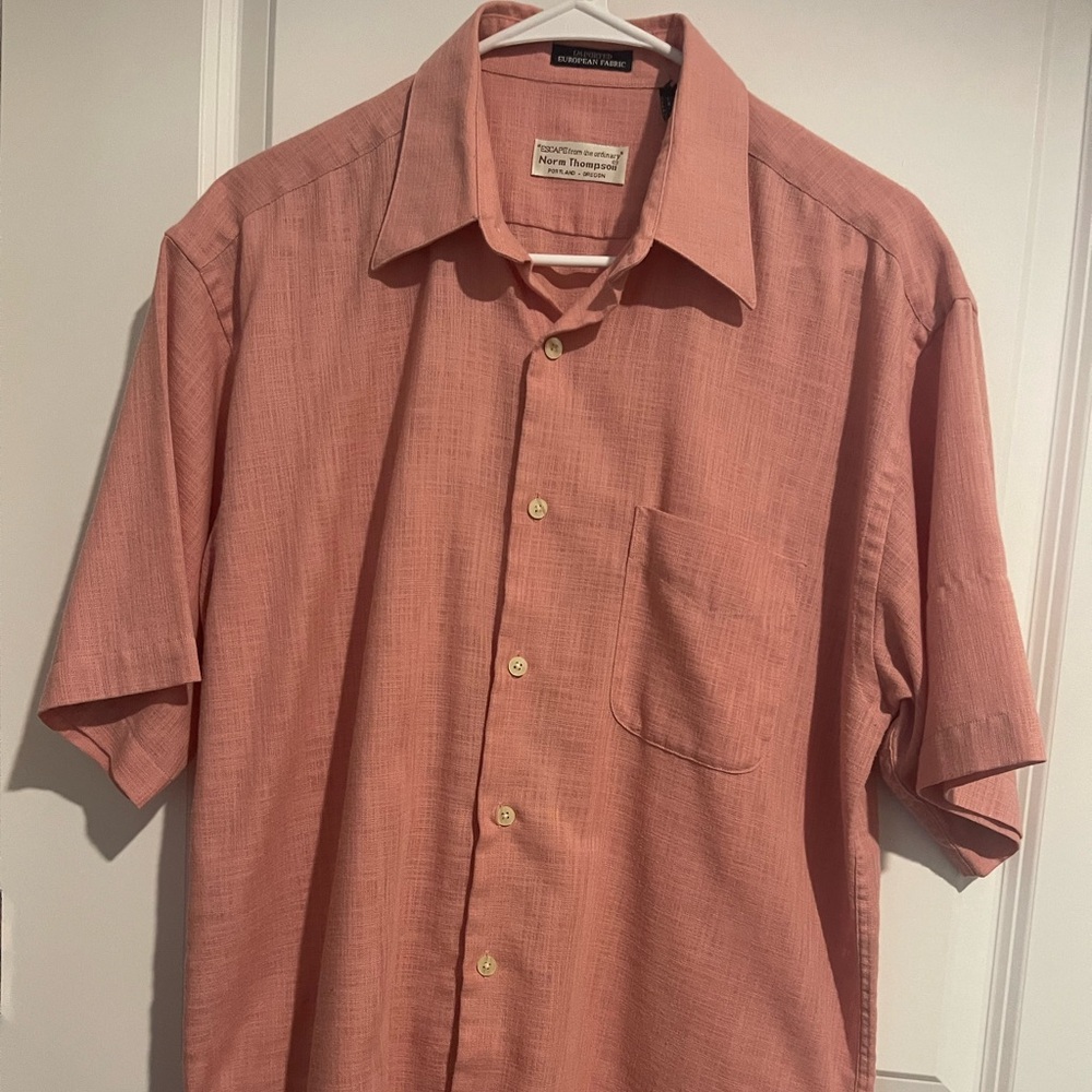 In excellent condition. Size M Men’s Rose Colored Short Sleeve Out Shirt